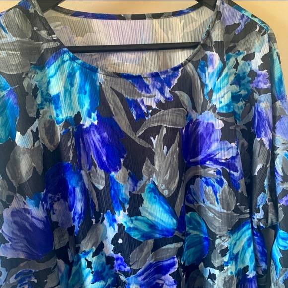 PRICE DROP - Pretty Flowing Tunic Blouse - Plus Size - Picture 3 of 6